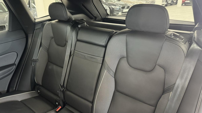 Volvo XC60 B4 AWD R-DESIGN AUT REZERVACE