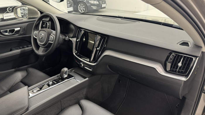 Volvo V60 B4 MOMENTUM AUT REZERVACE 2.0 Momentum