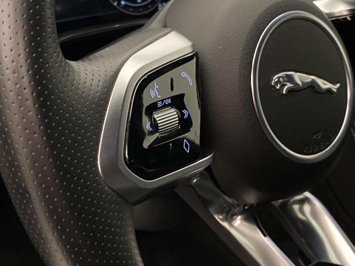 Jaguar F-Pace D200 AWD R-DYNAMIC  REZERVACE 2.0 d Dynamic