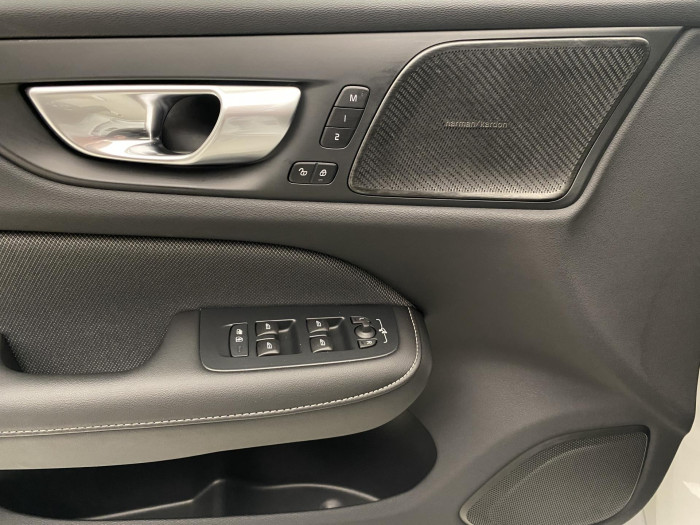 Volvo S60 T6 AWD PLUS DARK REZERVACE