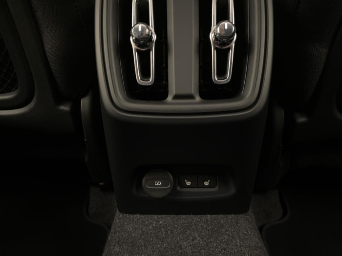Volvo C40 RECHARGE TWIN AWD REZERVACE