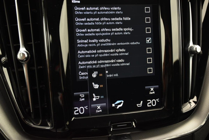 Volvo XC60 B5 AWD R-Design REZERVACE