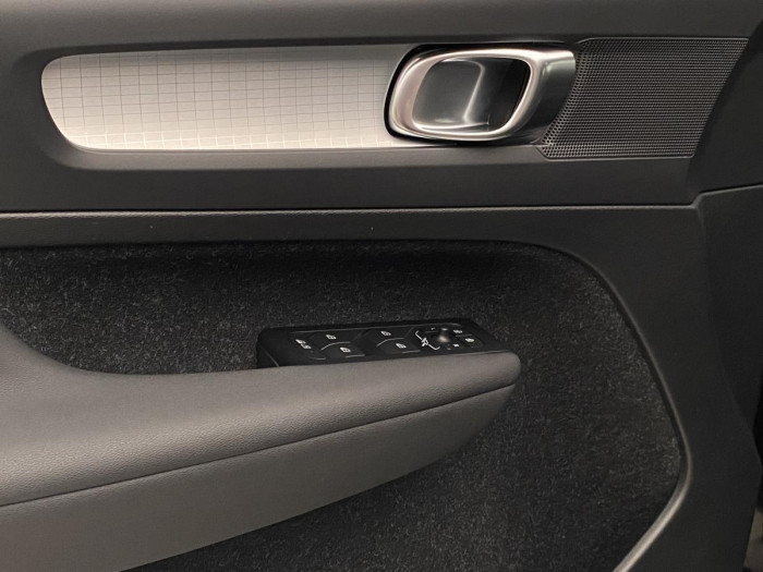 Volvo XC40 B4 AWD MOMENTUM AUT REZERVACE 2.0 Momentum