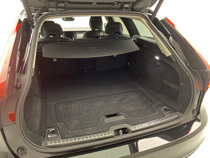 Volvo V90 B4 AWD CORE AUT REZERVACE
