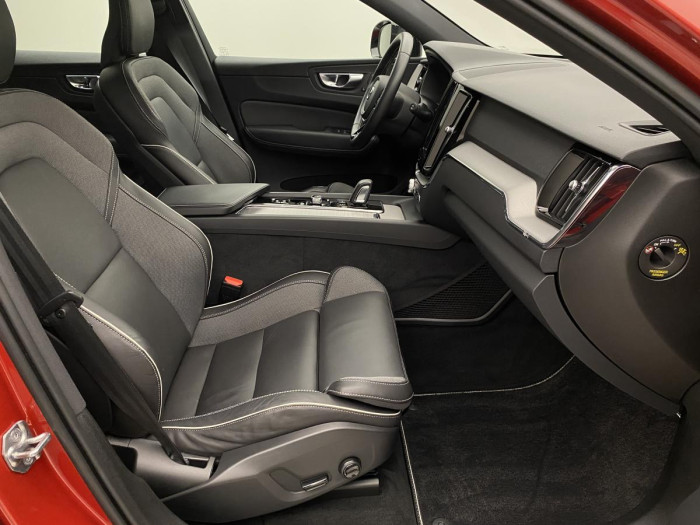 Volvo XC60 B4 AWD R-DESIGN AUT REZERVACE