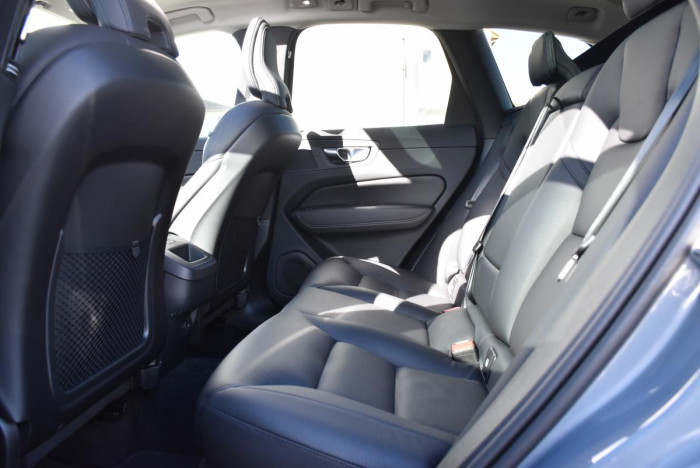 Volvo XC60 B4 AWD R-Design REZERVACE