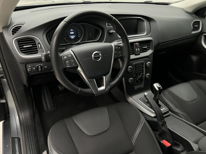 Volvo V40 T2 BLACK EDITION 1.maj. 2.0 Edition