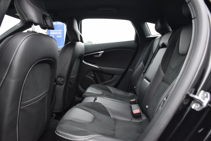 Volvo V40 T2 R-Design REZERVACE
