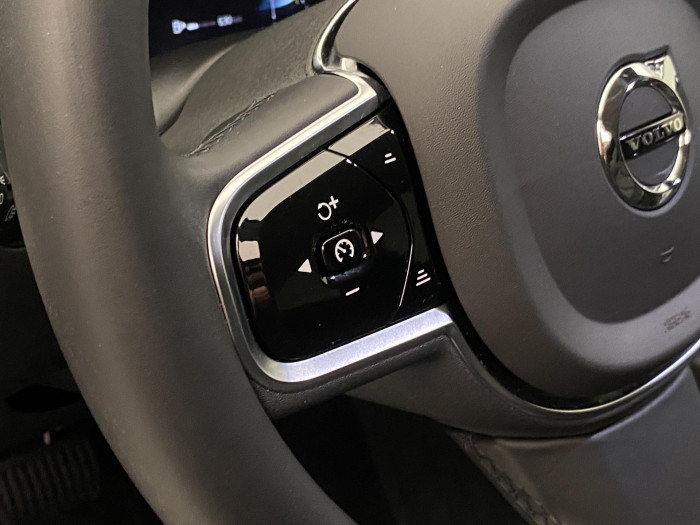 Volvo XC60 B4 AWD R-DESIGN REZERVACE