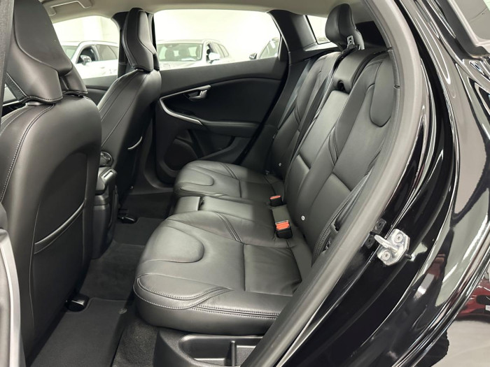 Volvo V40 D2 BLACK EDITION REZERVACE 2.0 d Edition
