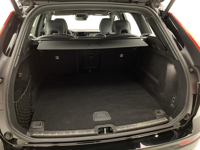 Volvo XC60 B5 AWD R-DESIGN REZERVACE