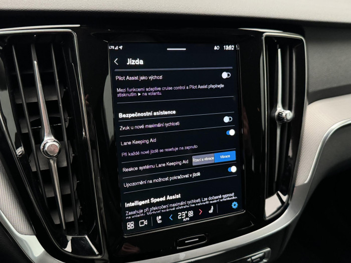 Volvo V60 B4 DARK PLUS AUT CZ 1.maj