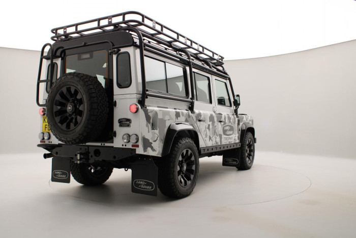 Land Rover Defender WORKS V8 TROPHY II 1 z 25 5.0 V8