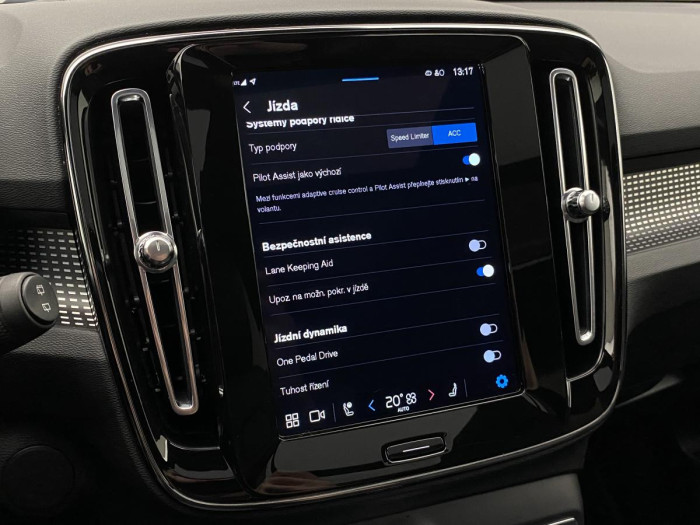 Volvo XC40 P8 AWD RECHARGE AUT REZERVACE