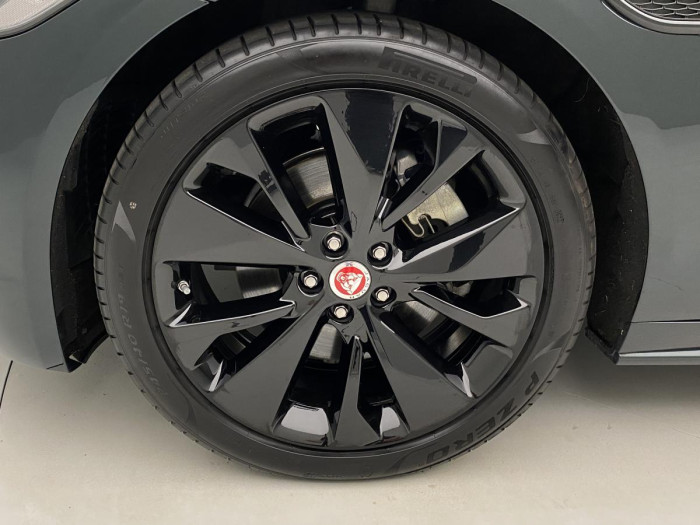 Jaguar XF D200 R-DYNAMIC REZERVACE 2.0 d Dynamic