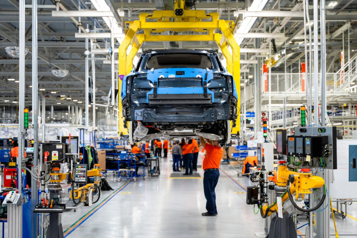 Volvo zahajuje výrobu plně elektrického SUV EX90