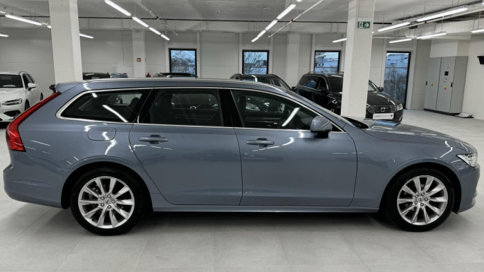 Volvo V90 D4 MOMENTUM AUT REZERVACE 2.0 d Momentum