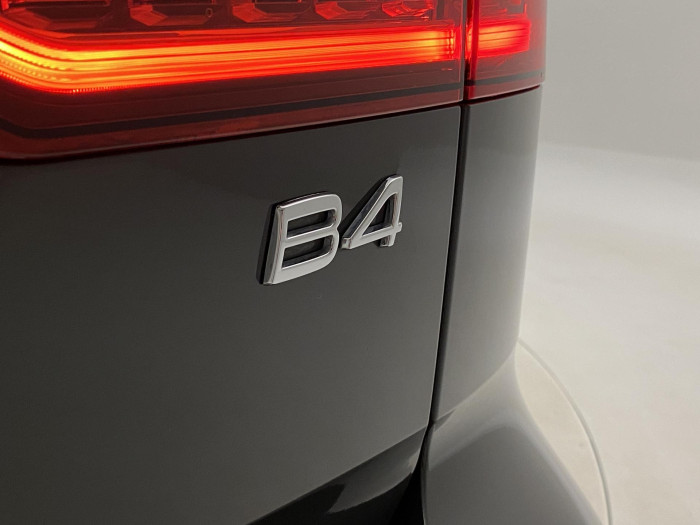 Volvo V60 B4 DARK PLUS AUT 1.maj