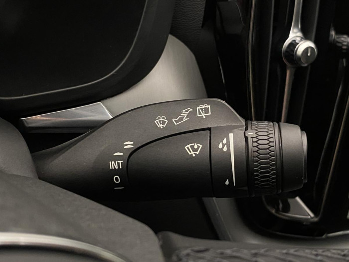 Volvo XC60 B4 MOMENTUM PRO REZERVACE 2.0 Momentum