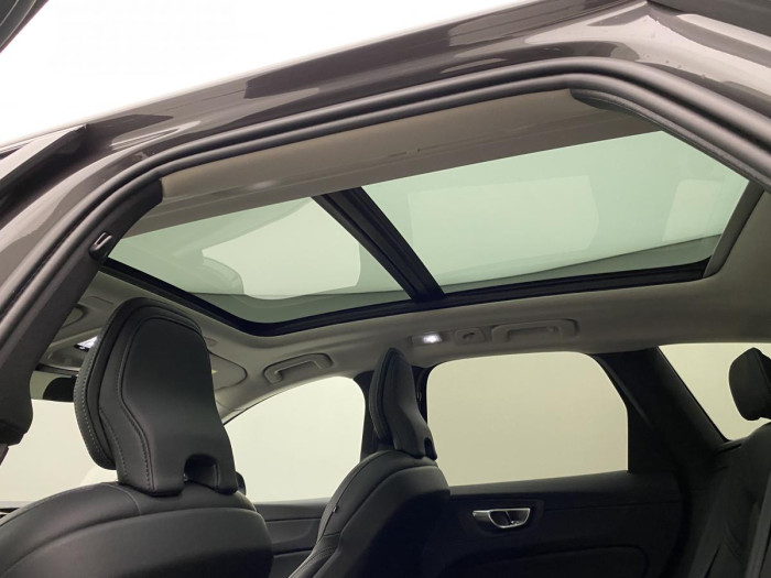 Volvo XC60 B4 AWD DARK ULTIMATE REZERVACE