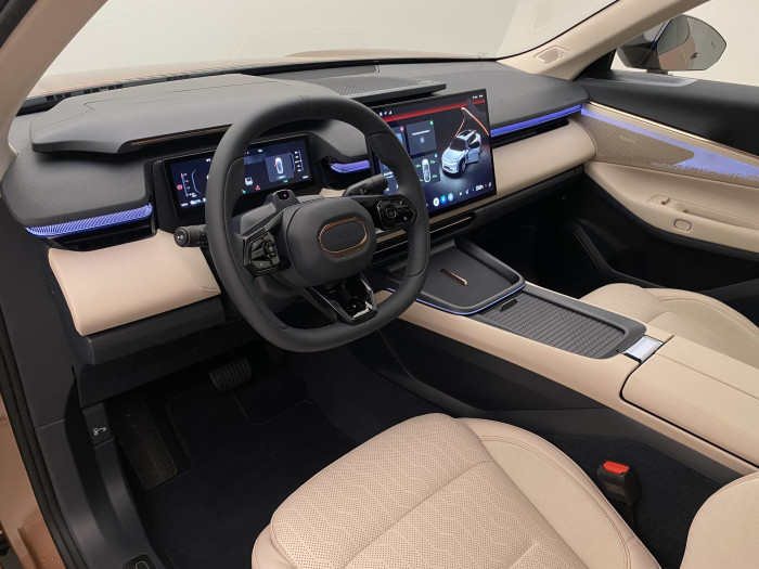 Lynk & Co 08 MORE PHEV