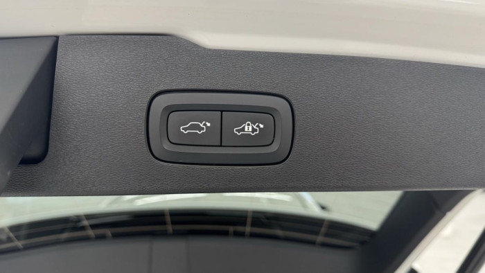 Volvo V60 T6 RECHARGE REZERVACE