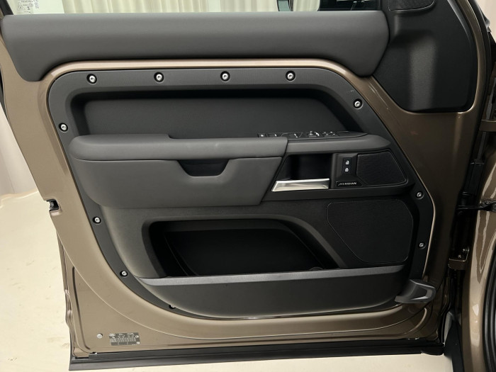 Land Rover Defender 110 D250 X-Dyn SE REZERVACE 3.0 d SE