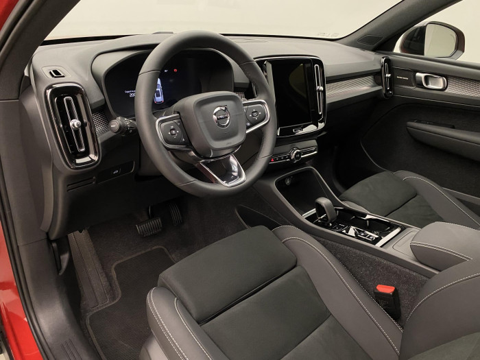 Volvo XC40 B4 DARK ULTRA AUT CZ 1.maj