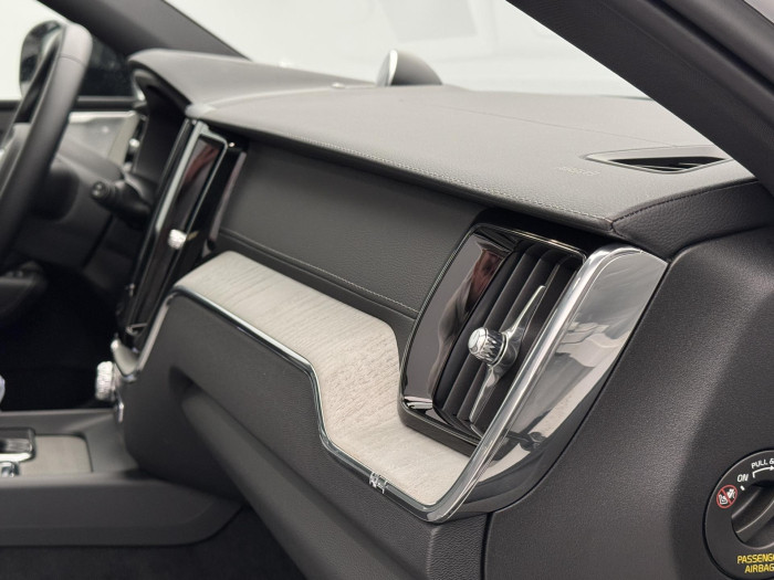 Volvo XC60 T8 AWD RECHARGE REZERVACE