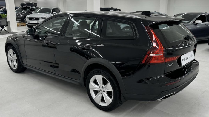Volvo V60 B4 CROSS COUNTRY REZERVACE