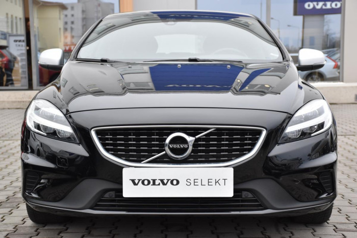 Volvo V40 T2 R-Design REZERVACE