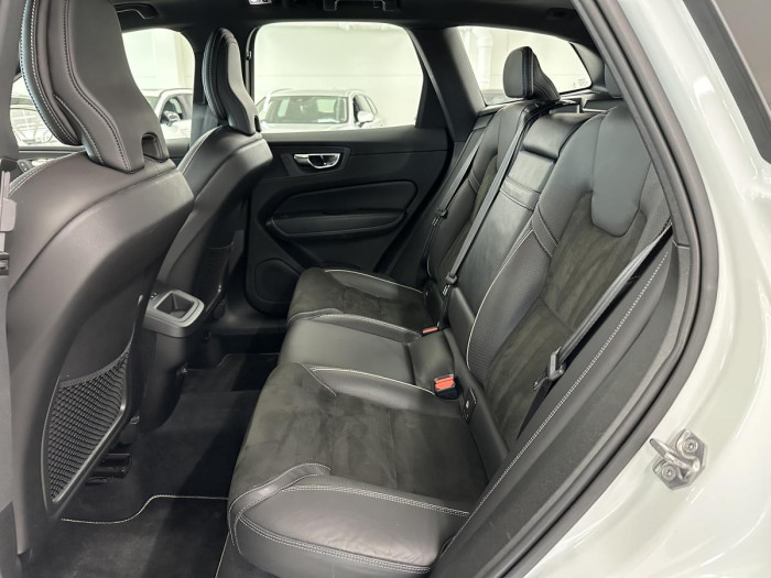 Volvo XC60 D5 AWD R-DESIGN AUT REZERVACE 2.0 d