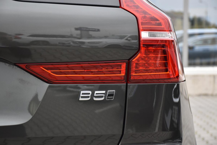 Volvo XC60 B5 AWD R-Design REZERVACE