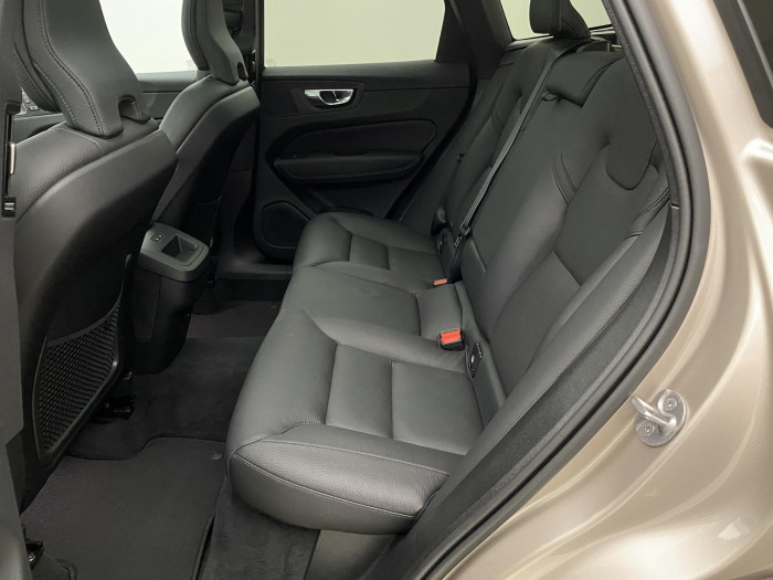Volvo XC60 B5 AWD PLUS DARK AUT 1.maj