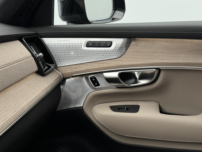 Volvo XC90 T8 AWD RECHARGE DARK ULTRA 7m