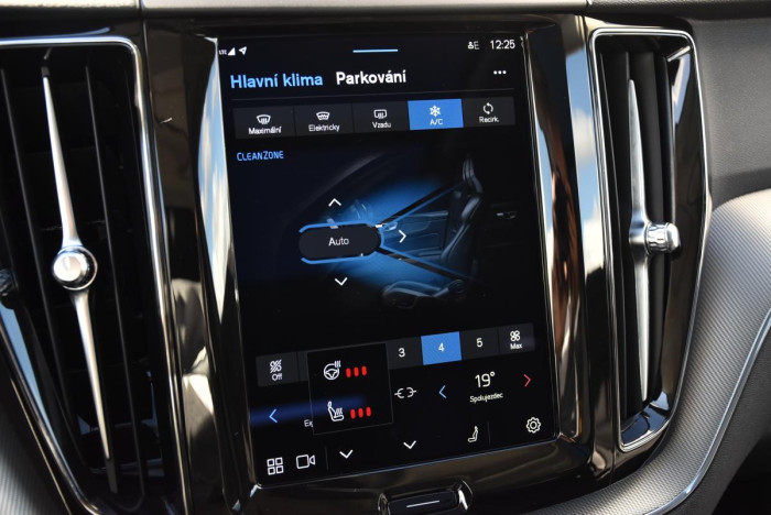 Volvo XC60 B4 AWD R-Design REZERVACE