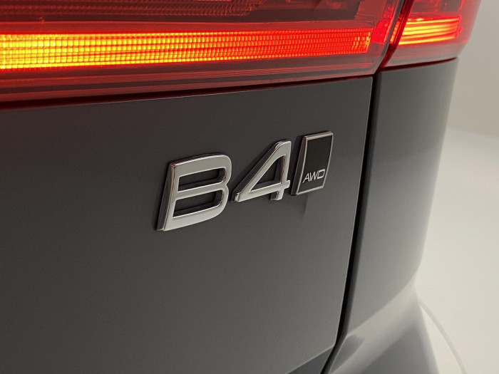 Volvo XC60 B4 AWD PLUS DARK REZERVACE