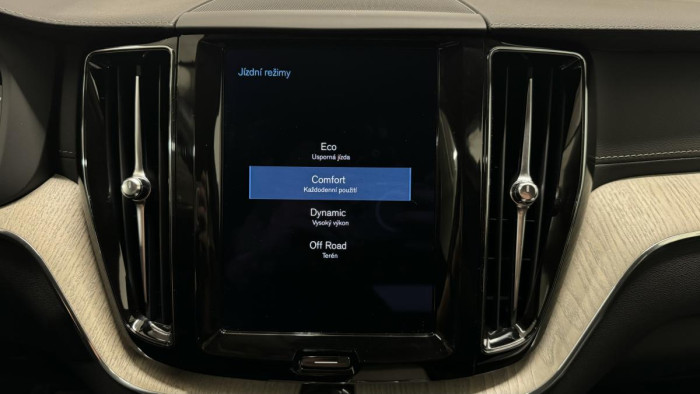 Volvo XC60 B5 AWD INSCRIPTION REZERVACE
