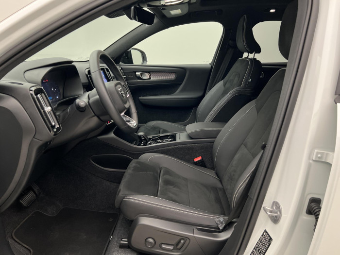 Volvo XC40 B3 ULTRA DARK AUT CZ