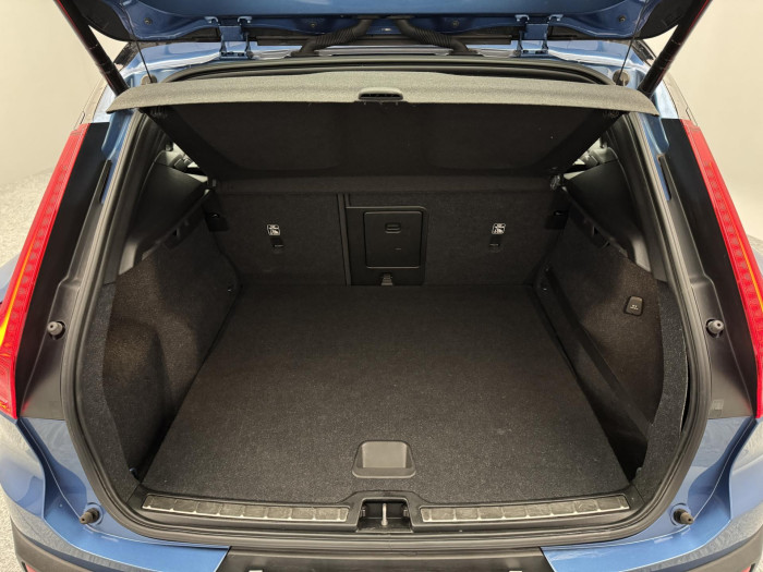 Volvo XC40 T3 R-DESIGN AUT CZ REZERVACE