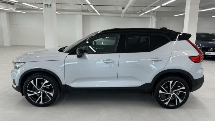 Volvo XC40 T4 R-DESIGN REZERVACE