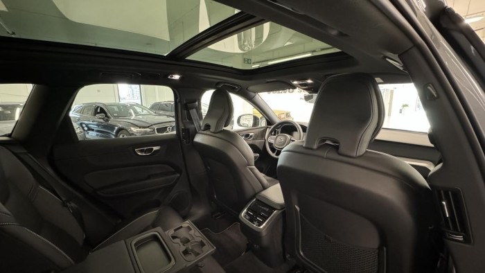 Volvo XC60 B4 AWD R-DESIGN REZERVACE
