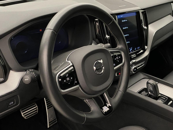 Volvo XC60 B5 AWD R-DESIGN REZERVACE