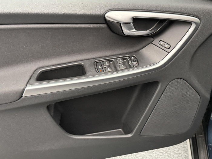 Volvo XC60 D5 AWD MOMENTUM AUT CZ 2.4 d Momentum