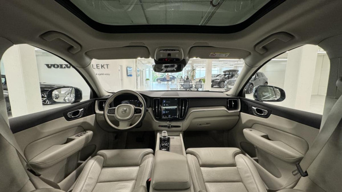 Volvo XC60 T8 AWD RECHARGE REZERVACE