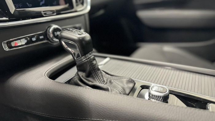 Volvo V90 D4 MOMENTUM AUT REZERVACE 2.0 d Momentum