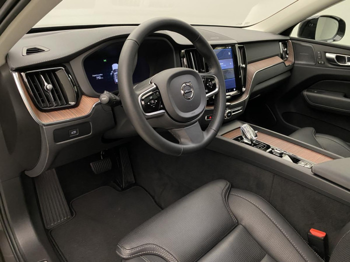 Volvo XC60 B4 AWD DARK ULTIMATE REZERVACE