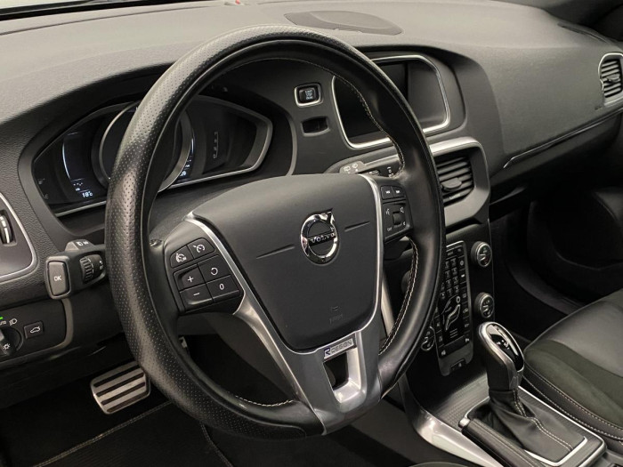 Volvo V40 T3 R-DESIGN AUT REZERVACE
