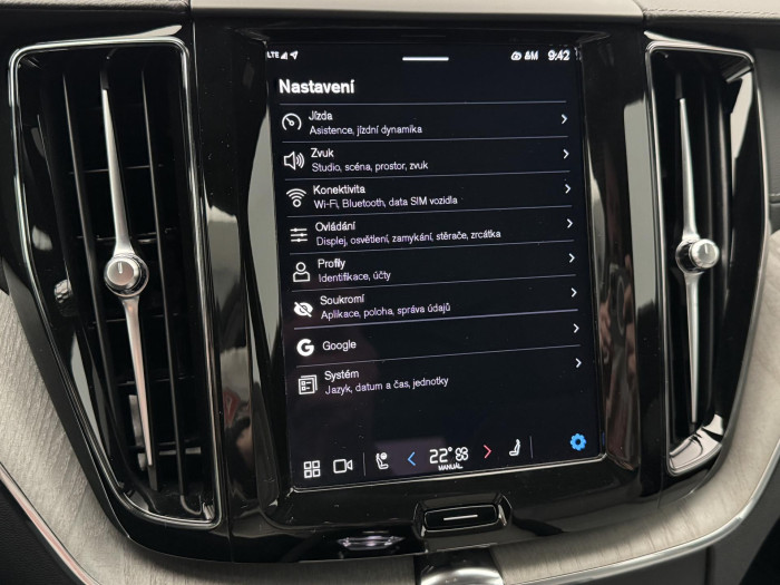 Volvo XC60 T8 AWD RECHARGE REZERVACE