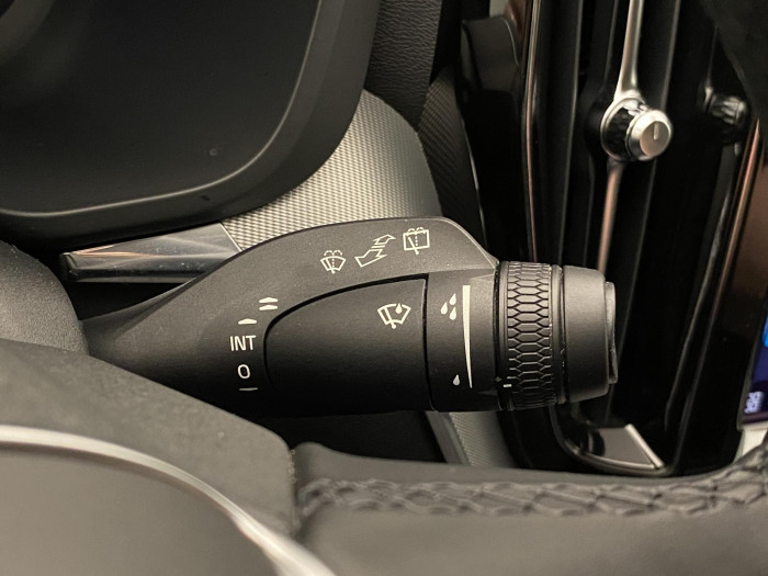 Volvo XC60 B4 AWD R-DESIGN REZERVACE